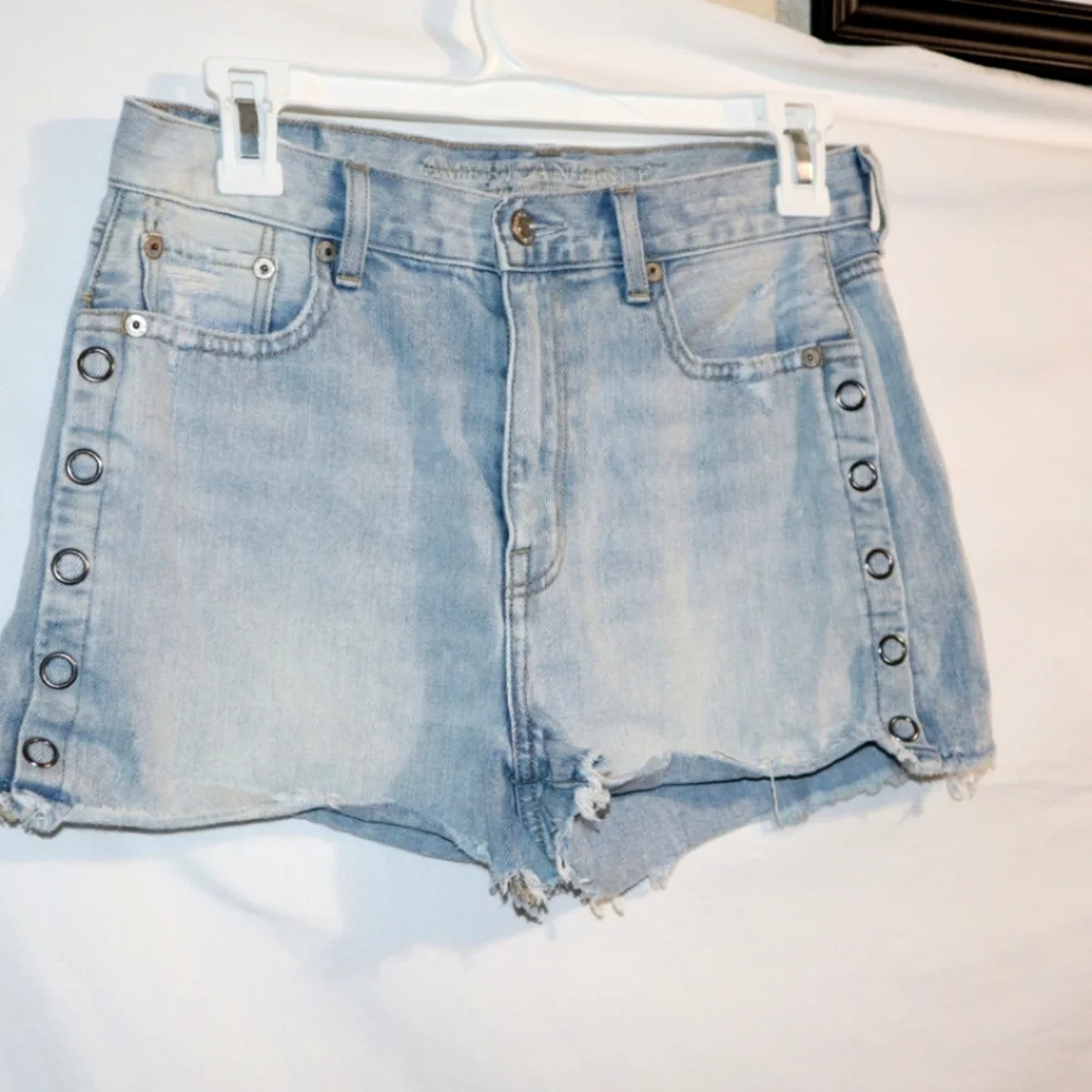 American Eagle Light Wash Jean Shorts With Snap Sides - Picture 4 of 12